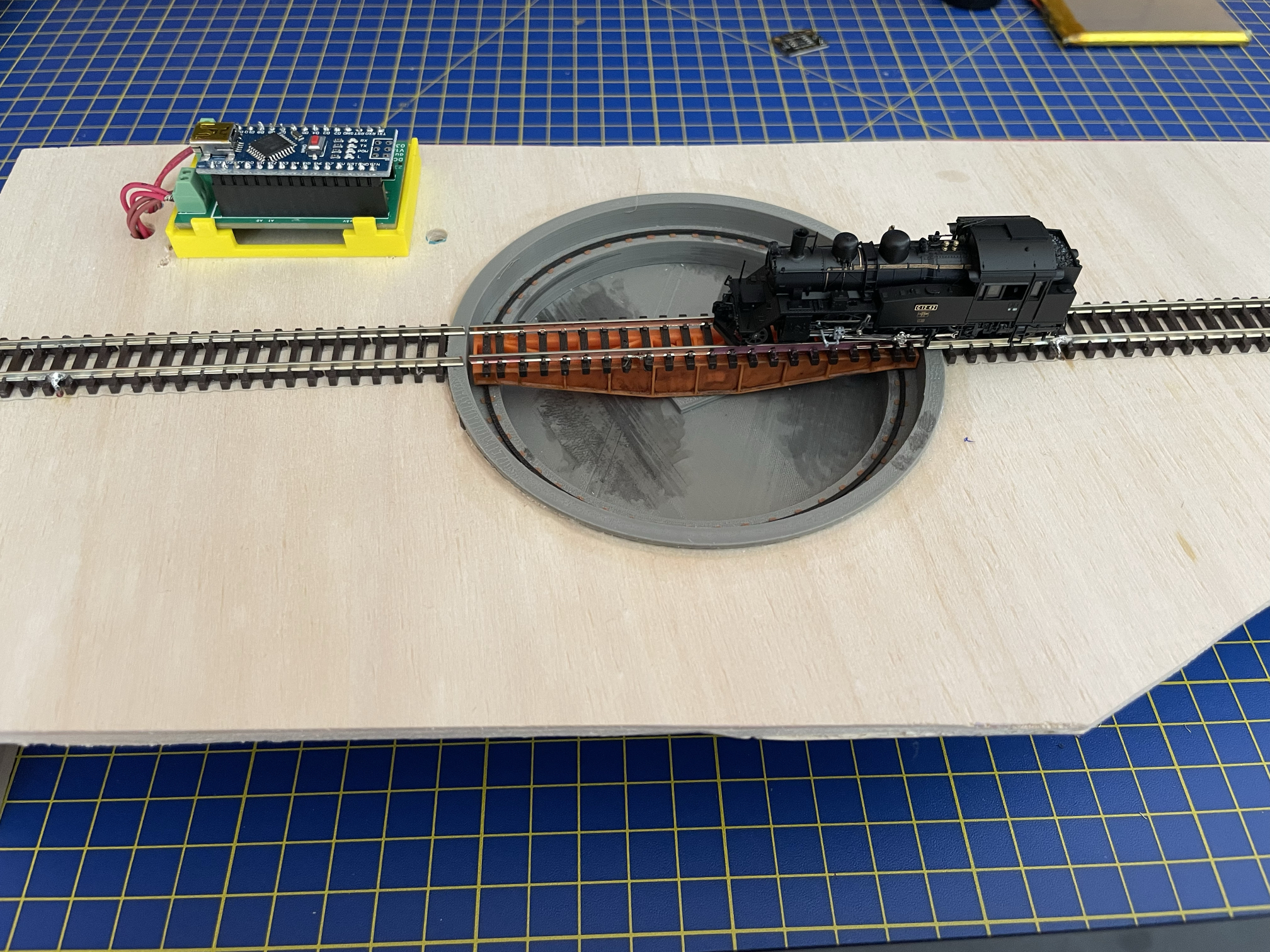 Le premier prototype fonctionnel qui m’a permis de mettre au point la carte électronique qui gère les changements de polarité électriques sur le pont. J’ai également testé la possibilité de réaliser la patine avec les produits que j’utilise habituellement, directement sur le matériel d’impression (PLA).